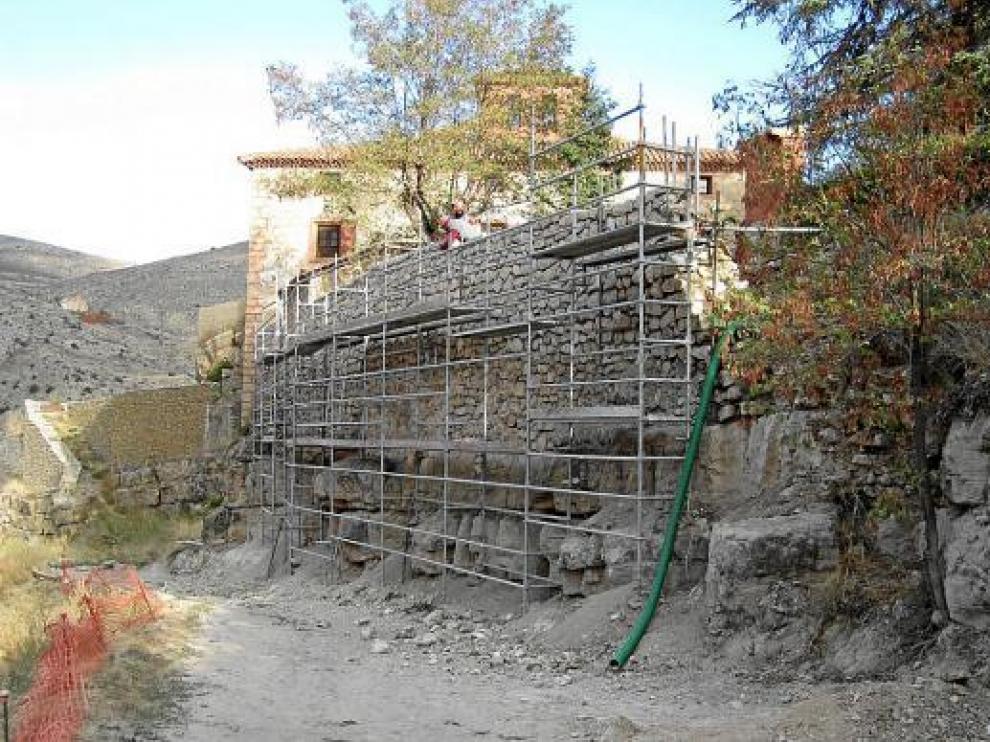 Trabajos de restauración de uno de los tramos más antiguos de las murallas de Albarracín.