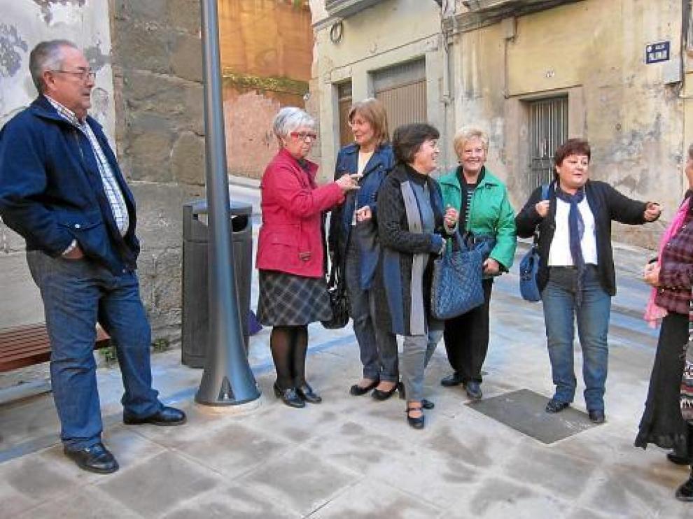 Miembros de El Cachirulo y de la Asociación Ercávica discuten en la calle las medidas propuestas.
