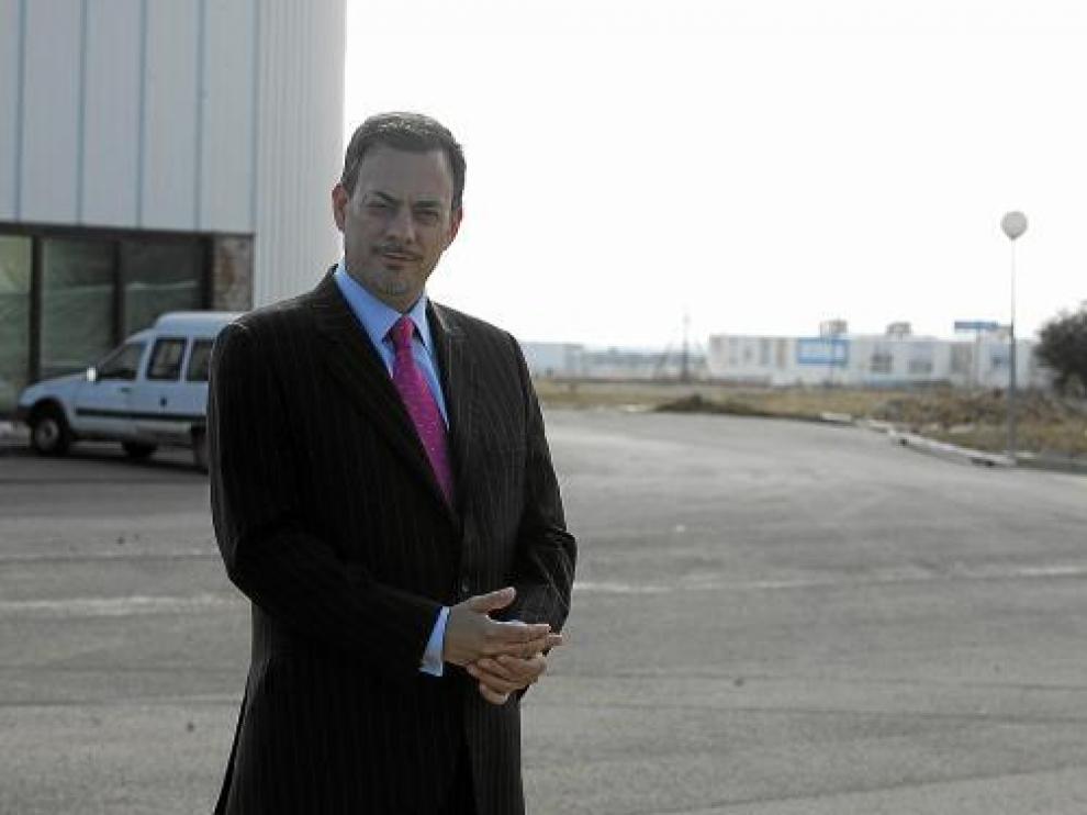 Raúl Benito, director y fundador de Eboca, posa delante de las naves adquiridas cerca de Plhus.