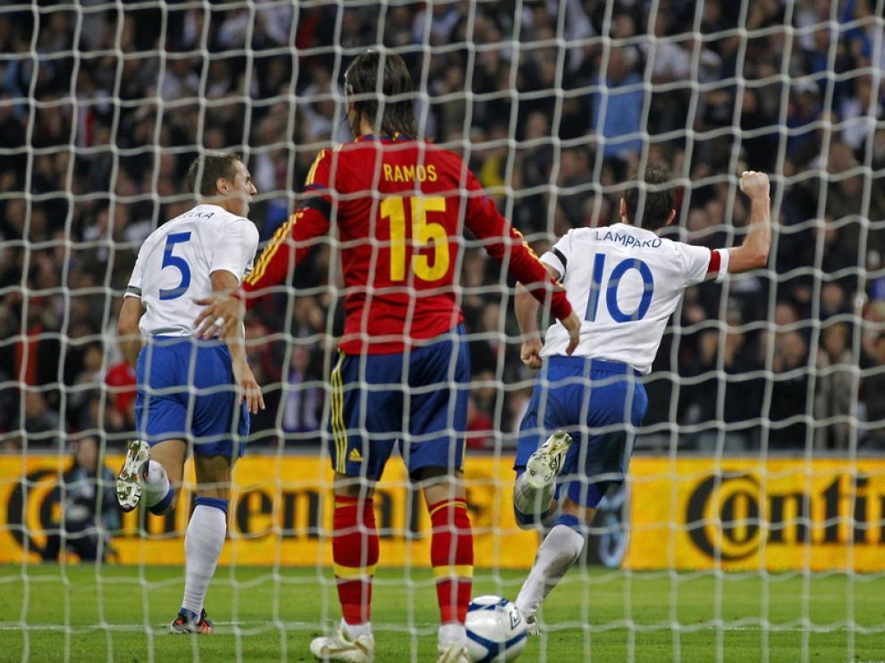 Lampard celebra el gol ante la mirada de Ramos