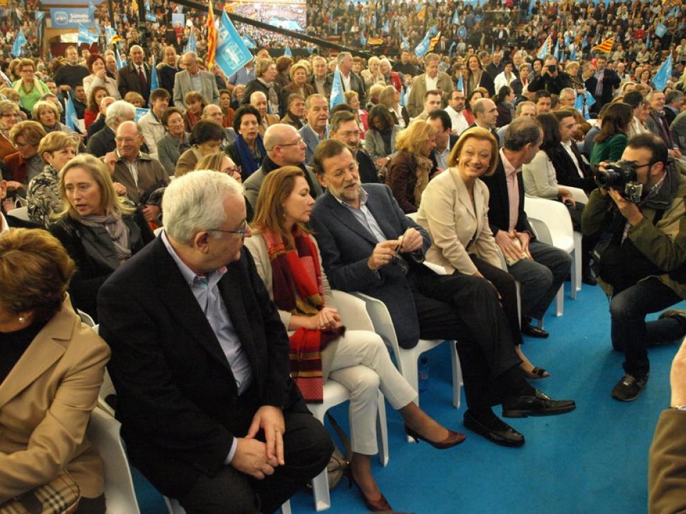 Mariano Rajoy, junto a su esposa, y Luisa Fernanda Rudi, escucha a Eloy Suárez