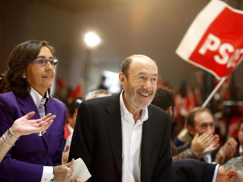 Rubalcaba, junto a Rosa Aguilar, durante el mitin del PSOE en Córdoba