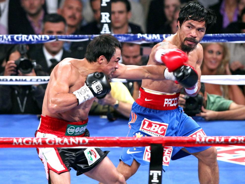 Pacquiao, a la derecha, y Márquez, a la izquierda, durante el combate