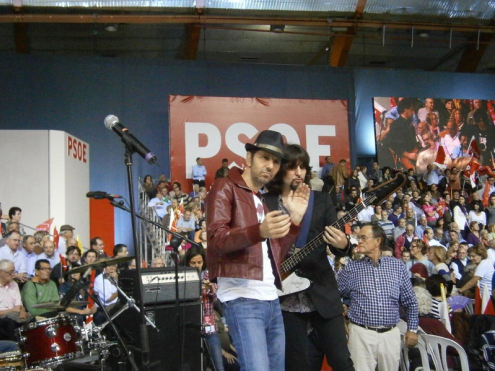 Alejo Stivel ameniza la espera a los participantes en el mitin del PSOE en Zaragoza