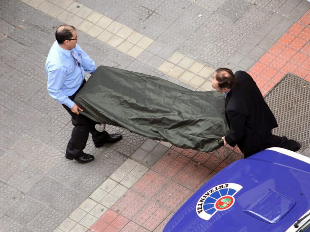 El cuerpo del fallecido es retirado por la Policía Local