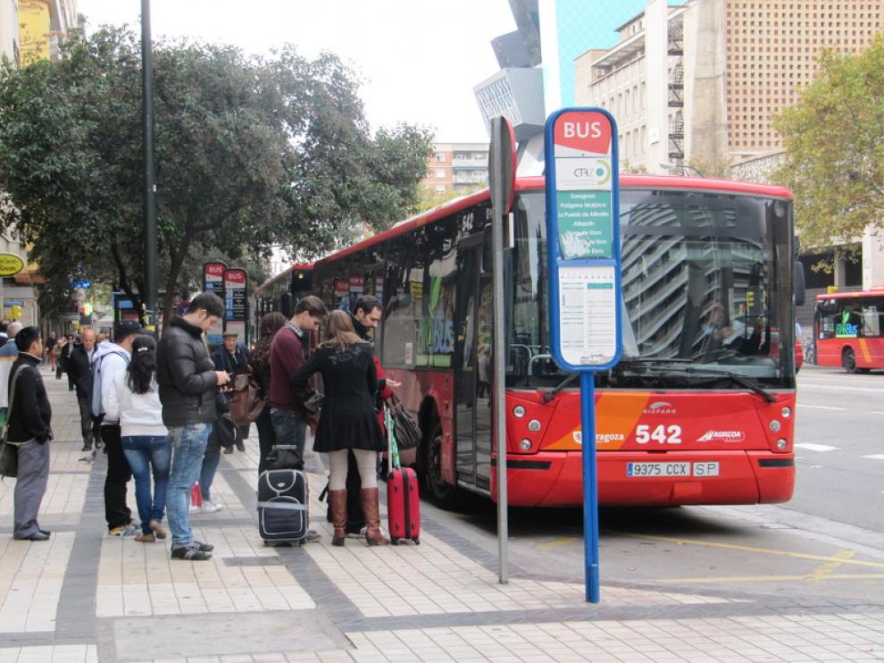 Parada en la puerta del Carmen del autobús a Plaza y al aeropuerto
