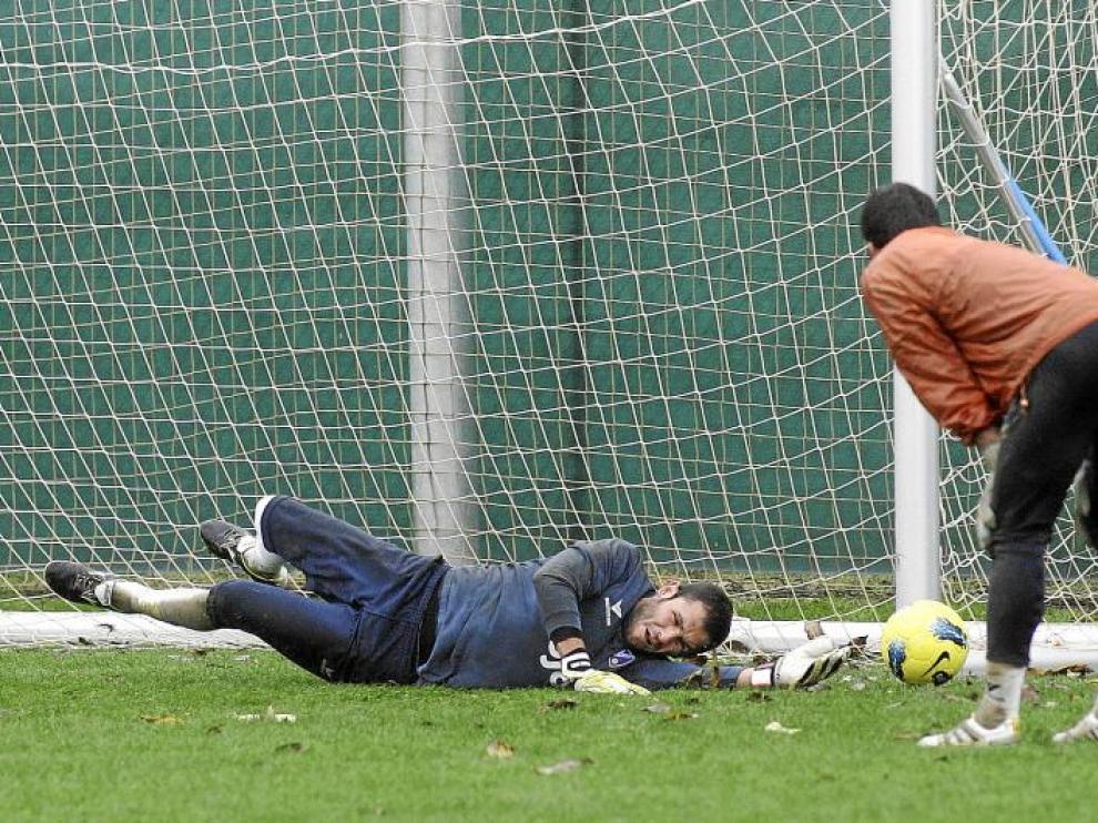Luis García se ejercita ayer en el campo del Montearagón junto con su compañero Jorge Larrosa.