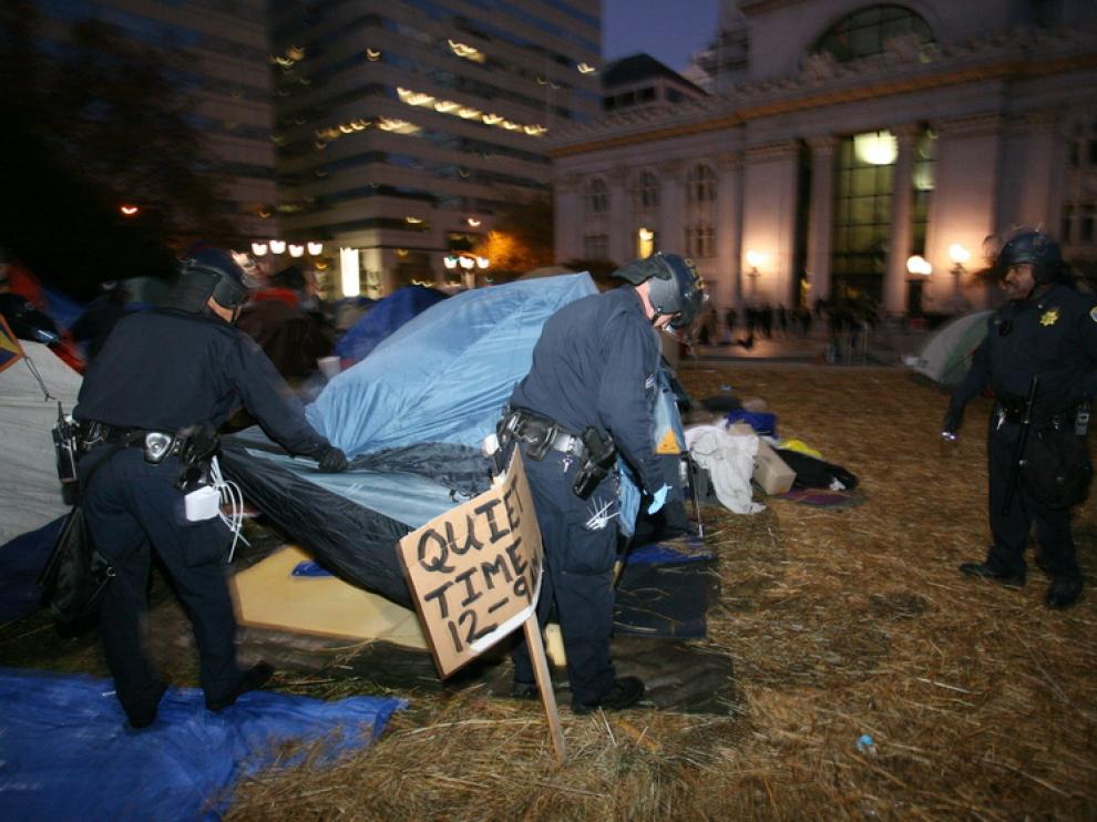 La policía desaloja a los indignados de Occupy Wall Street