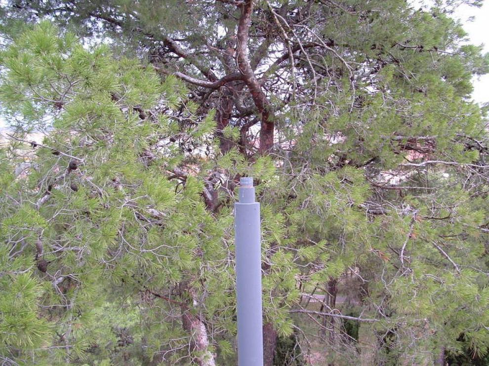 Una de las farolas de la parte superior, de la que solo queda el mástil