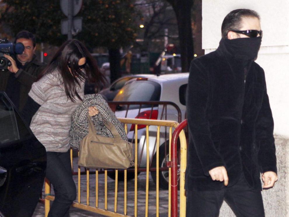 El hermano de Miguel Carcaño y su novia, en su llegada a la Audiencia de Sevilla