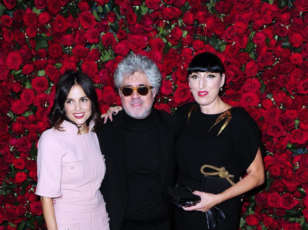 Pedro Almodóvar junto a Rossy de Palma y Elena Anaya