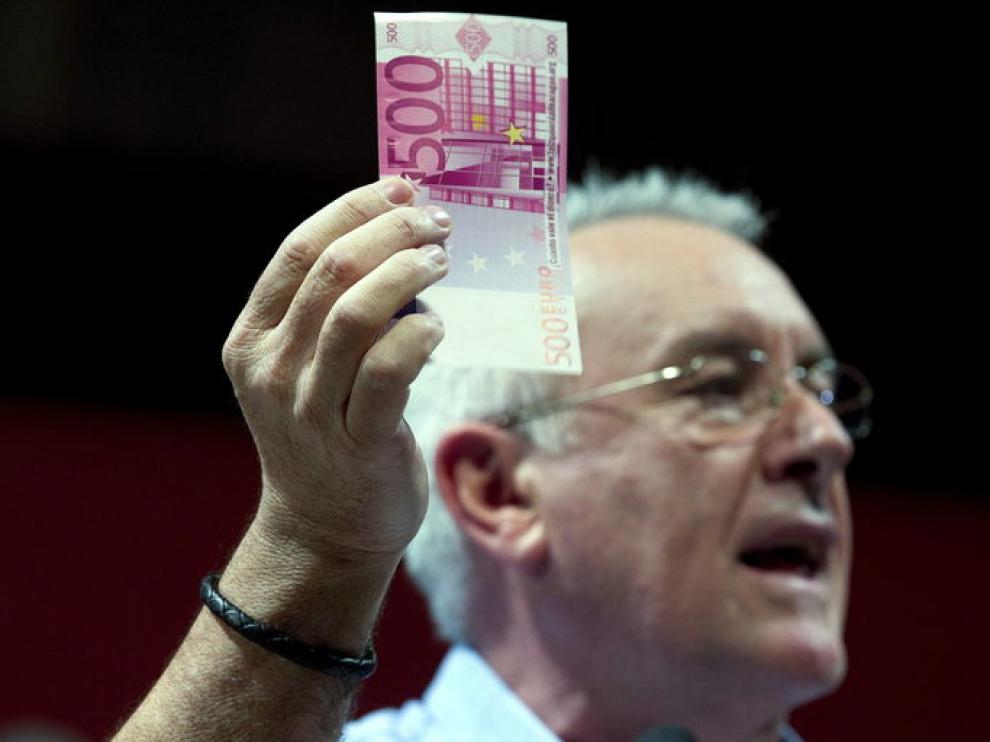 El candidato de IU, Cayo Lara, mostrando un billete de 500 euros