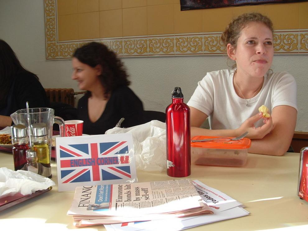 Sloane Goldstein, con el cartel de la actividad