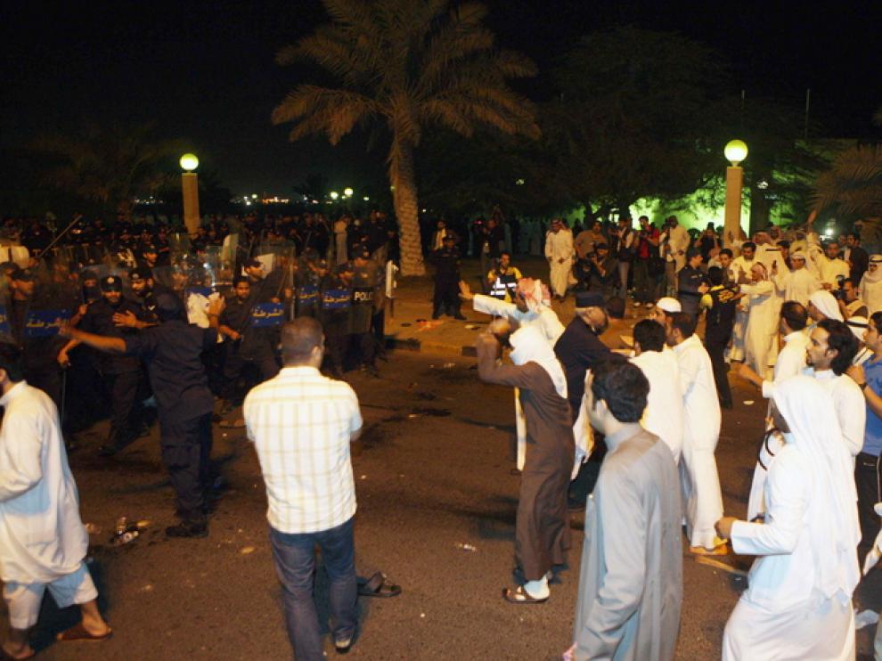 Protesta frente al Parmaneto kuwaití