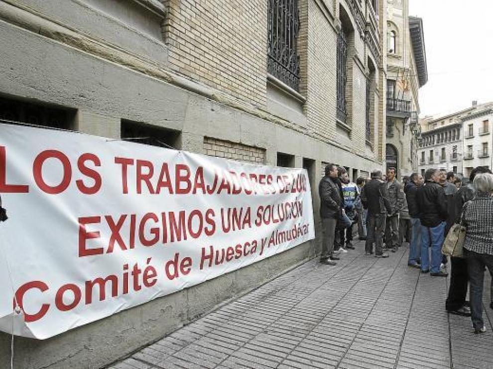 Los trabajadores se concentraron a las puertas del edificio de los juzgados, en el Coso.