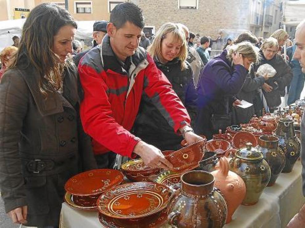 El público mira uno de los puestos de la Feria de Artesanía de Naval del año pasado.