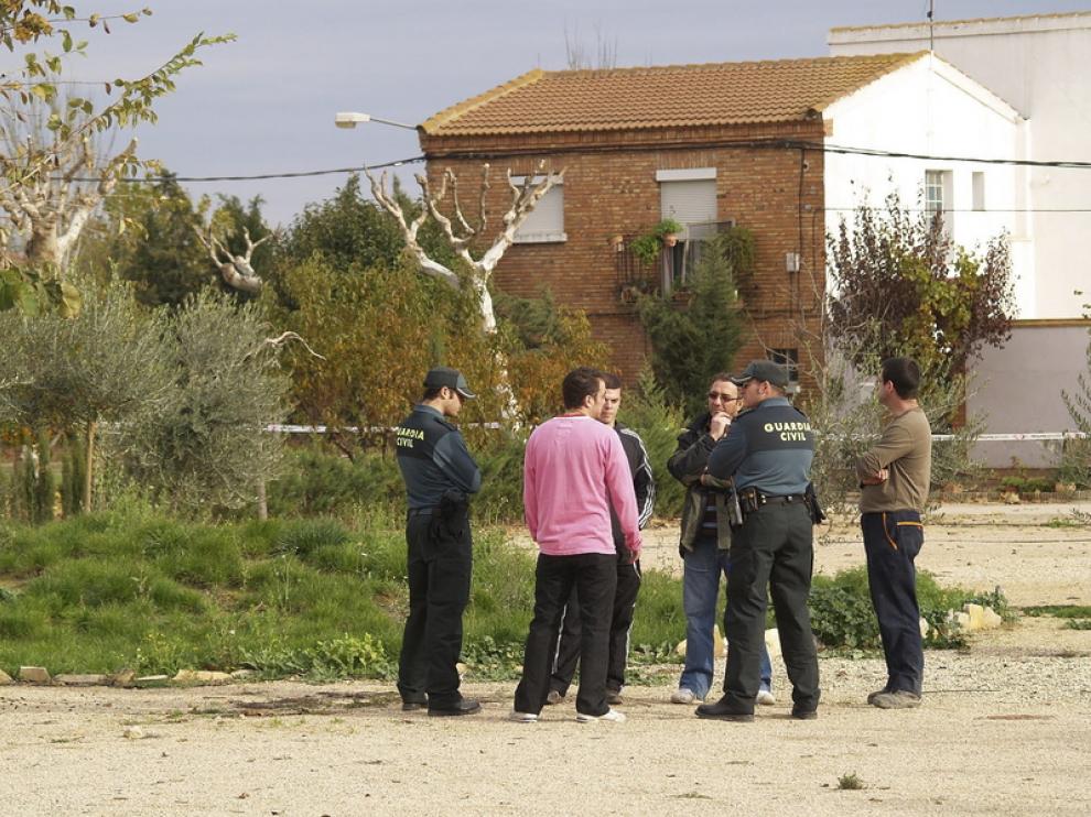 Responsables municipales y Guardia Civil, en el recinto acordonado, ante la casa de la afectada.
