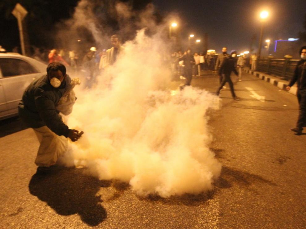 Gases lacrimógenos arrojados durante la batalla campal en Tahrir