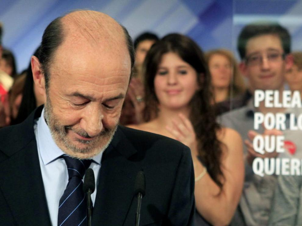 Rubalcaba en su comparecencia ante los medios tras las elecciones