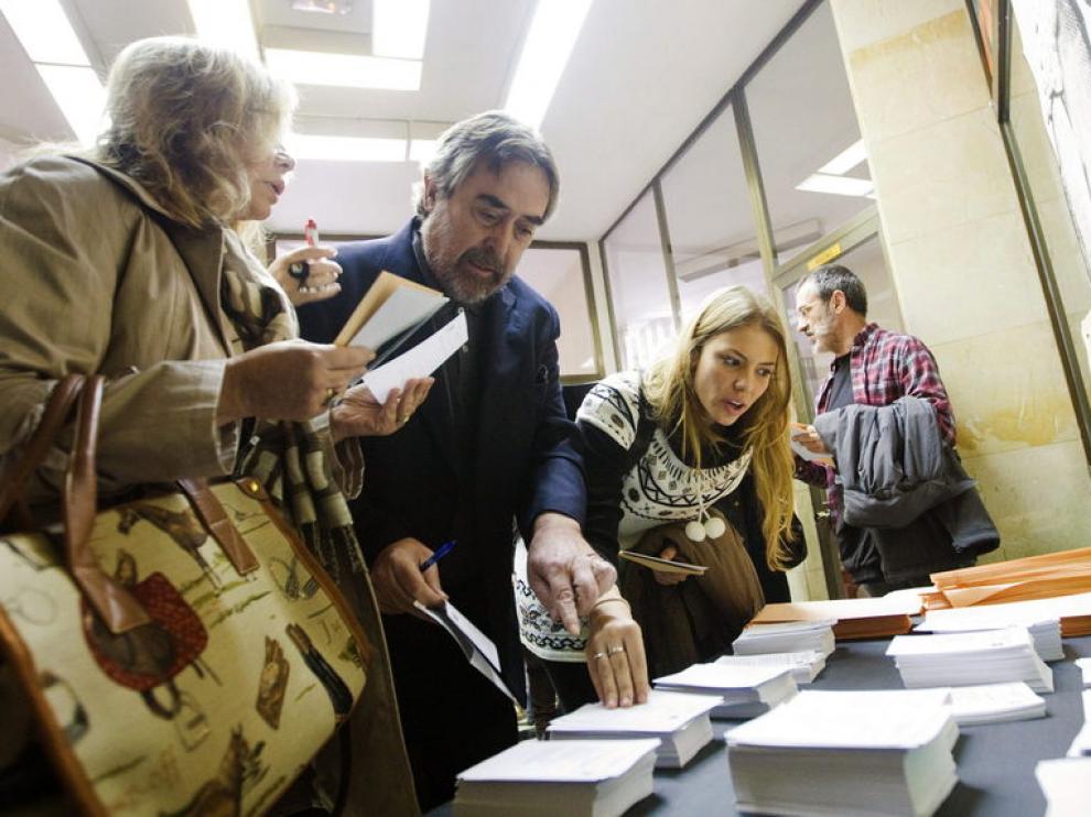 Belloch ha ido a votar acompañado de su mujer y sus hijas