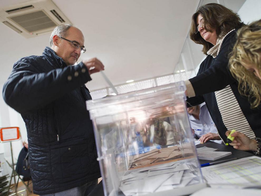 Los candidatos al Congreso y al Senado de diferentes formaciones políticas han acudido a votar a lo largo de la mañana.