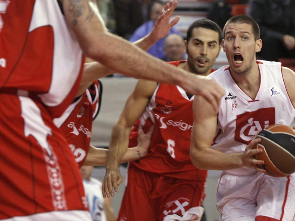 Van Rossom intenta jugar el balón ante Javi Rodríguez