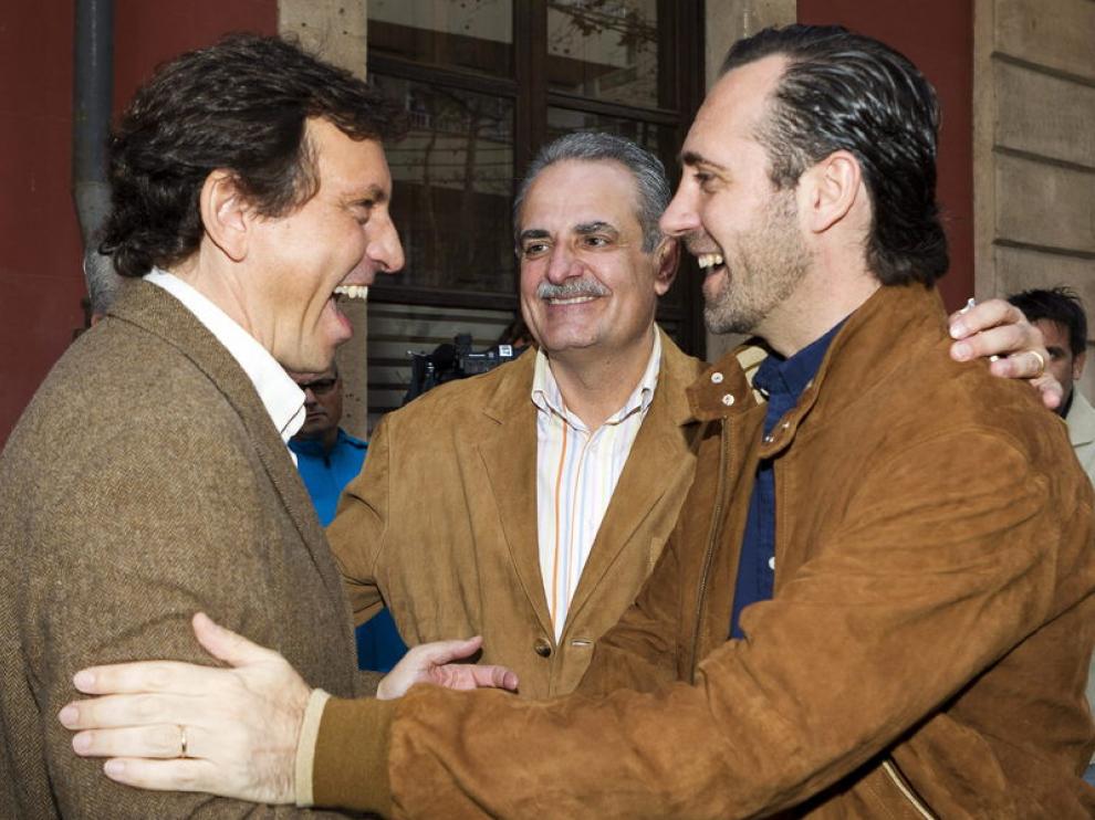 El presidente del PP balear y del Govern autonómico, José Ramón Bauzá (d) junto al alcalde de Palma Mateu Isern (i), el candidato al Congreso del PP, Miquel Ramis