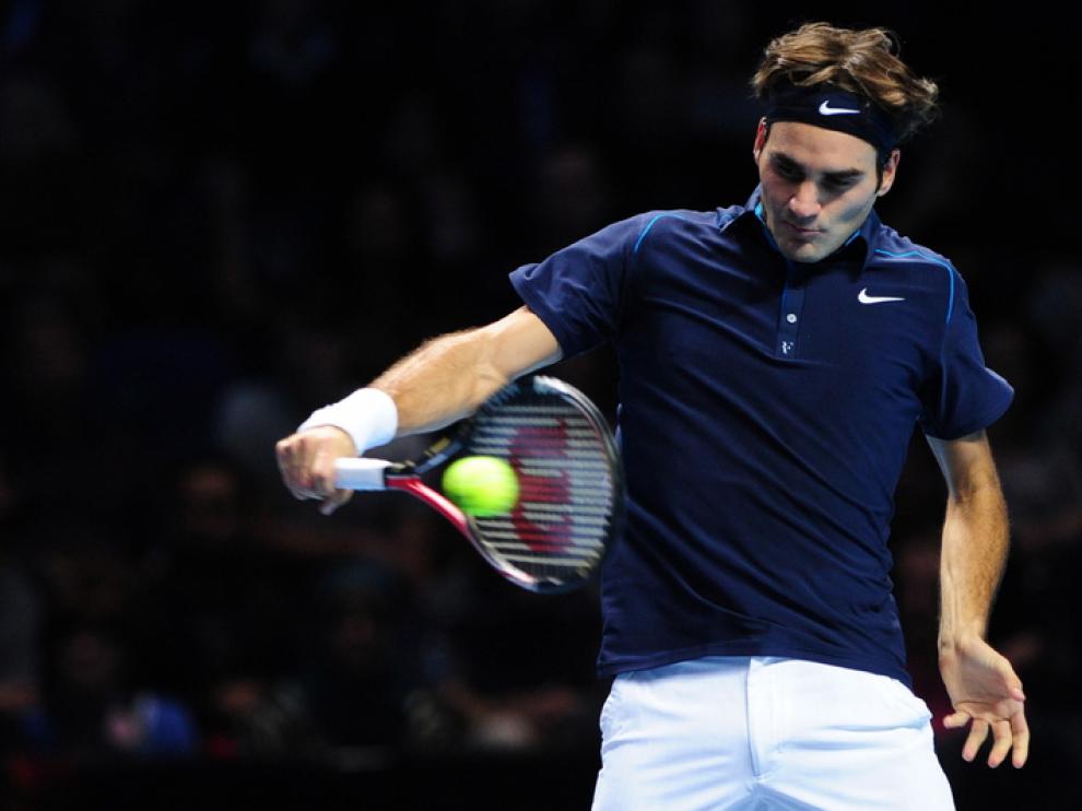 Federer intenta devolver la bola
