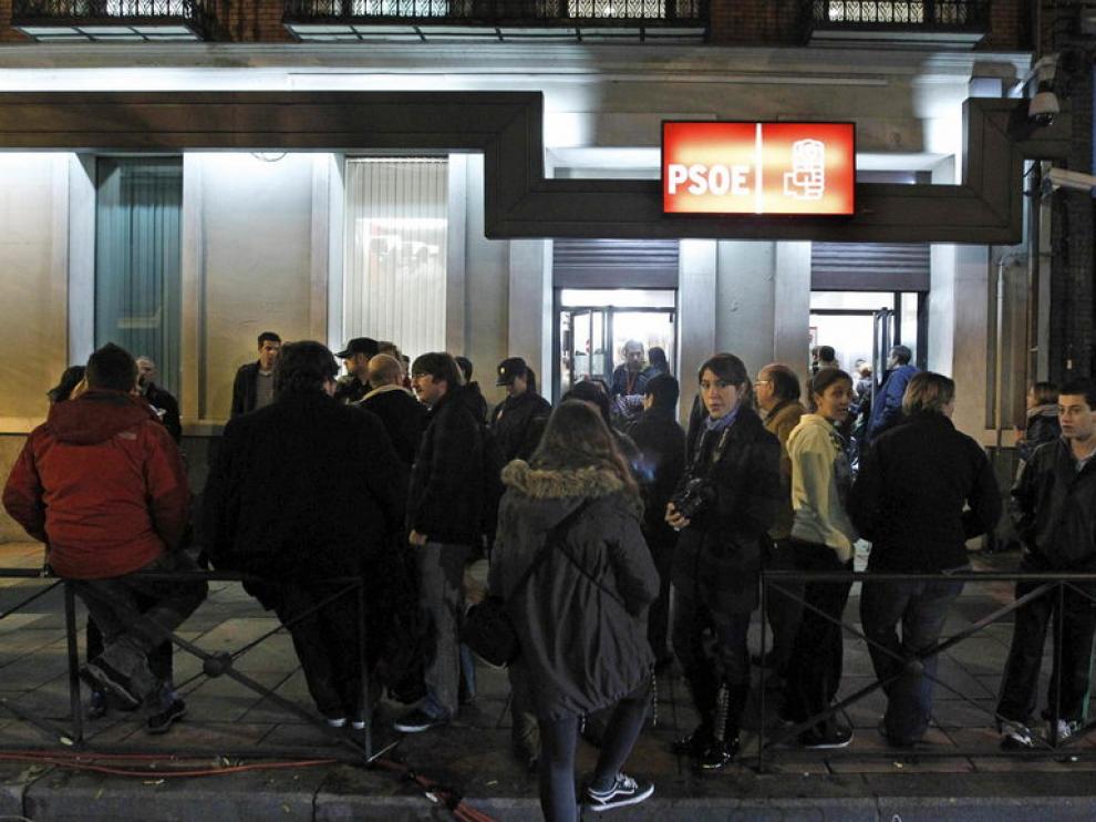 Decenas de personas se reúnen ante la sede del PSOE