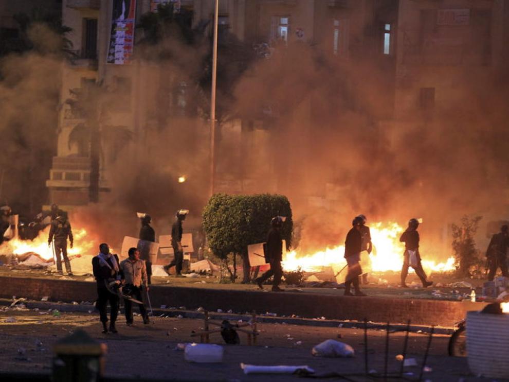 Enfrentamientos entre policía y manifestantes en la plaza Tahrir de El Cairo