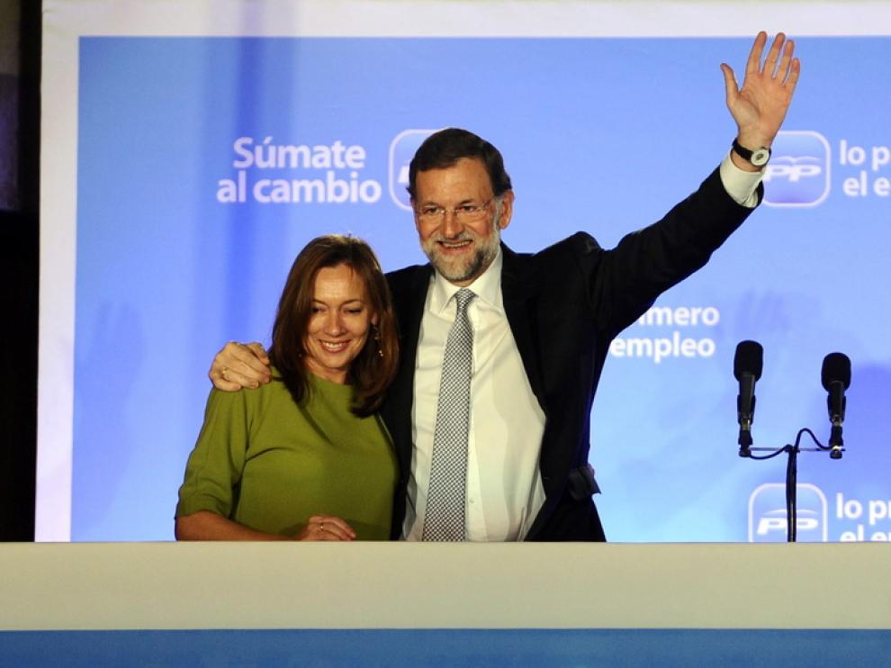 Rajoy, con su esposa, en el balcón de la sede del PP