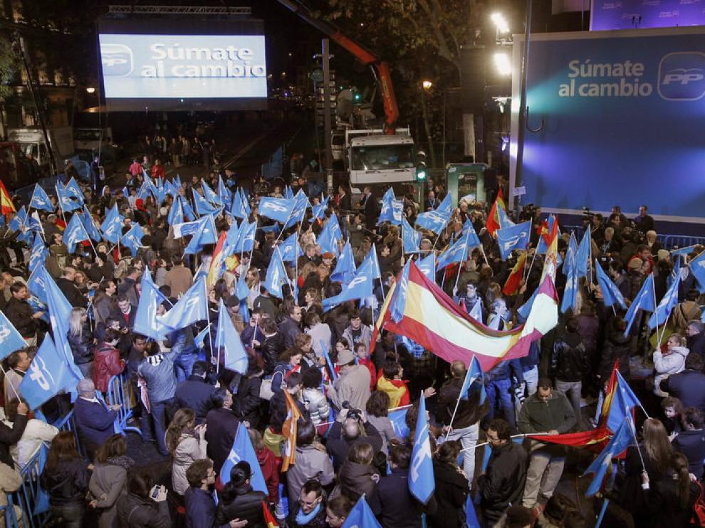 Cientos de personas se reúnen ante la sede del PP en Madrid a la espera de la aparición de Rajoy