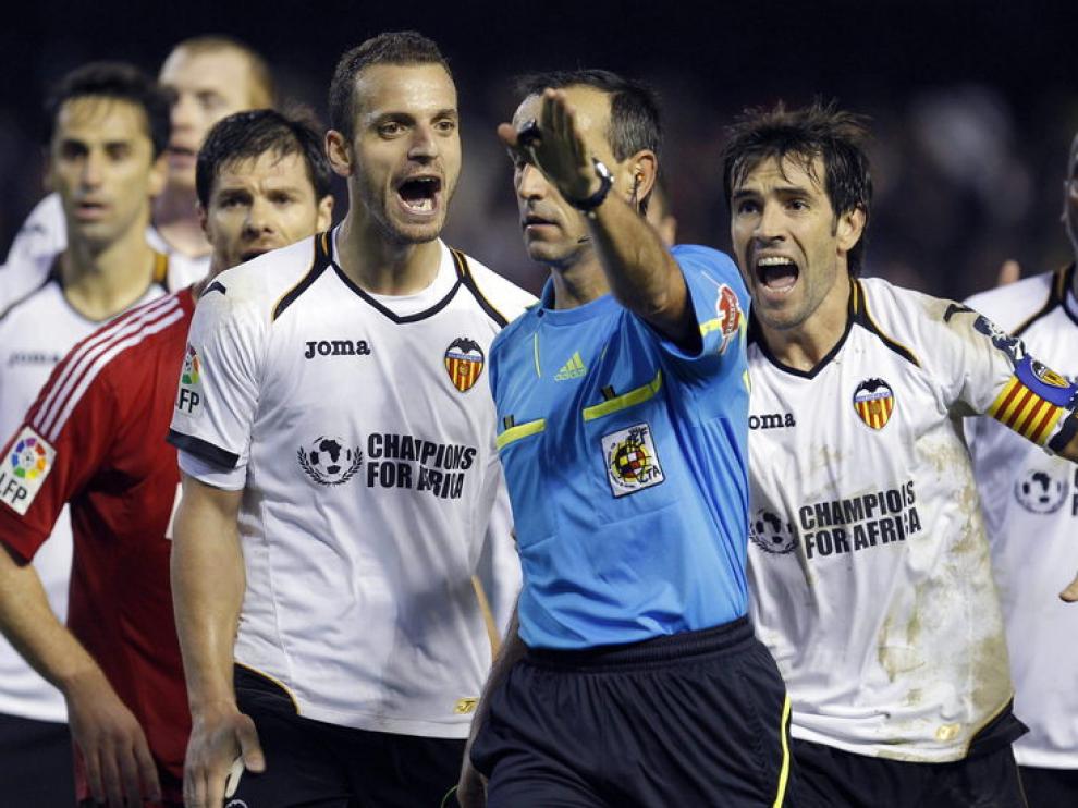 Los jugadores valencianistas protestan una decisión arbitral