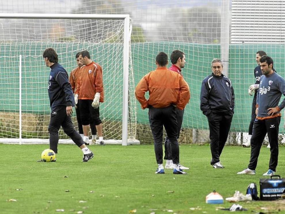 Imagen de la sesión de ayer, con Quique Hernández charlando con algunos futbolistas y miembros del cuerpo técnico.