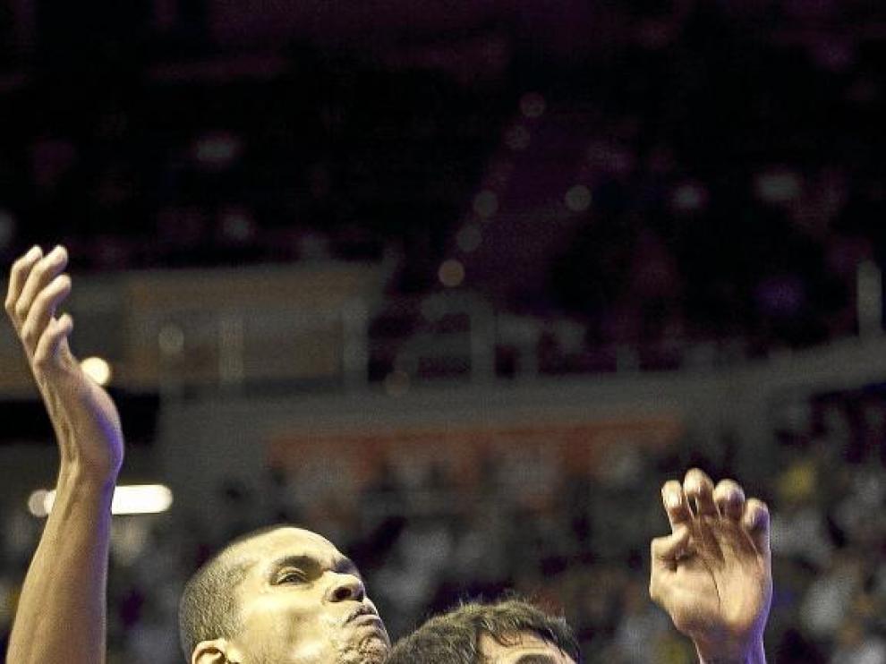 Hettsheimeir pelea dentro de la zona con el madridista Mirotic.