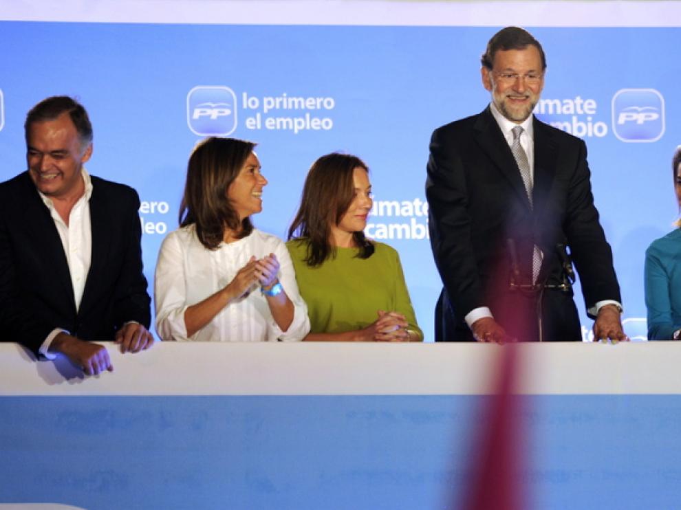 Rajoy celebra su triunfo en Génova con la plana mayor del PP