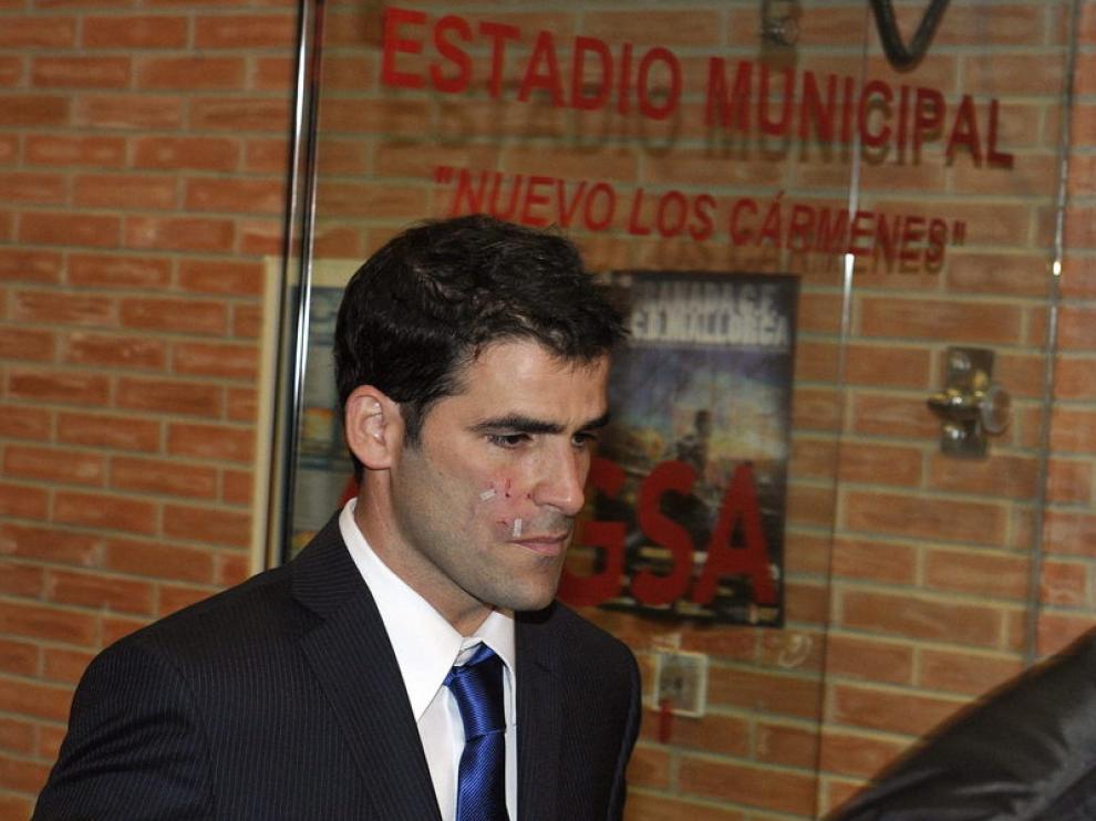 El linier agredido, a su salida del estadio