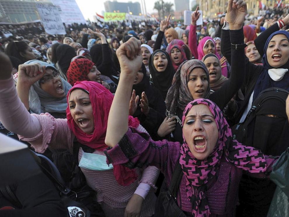Las protestas continúan en la plaza Tahrir de El Cairo, a pesar de la propuesta de la Junta Militar de convocar un referéndum para decidir su continuidad.
