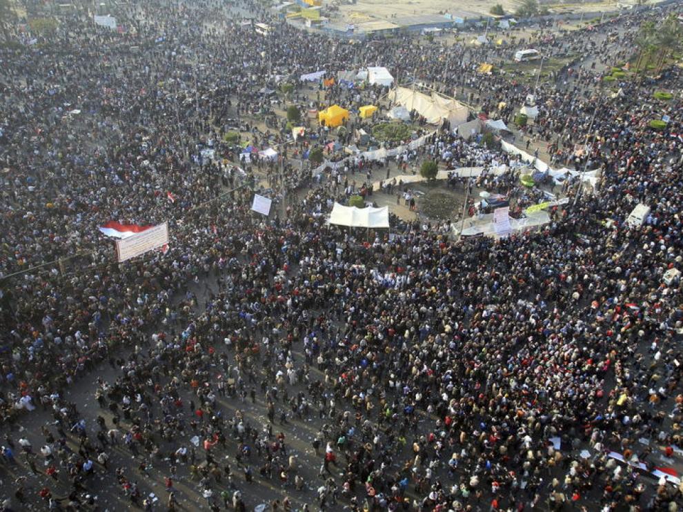 Vista general de los manifestantes en la Plaza Tahrir de El Cairo este martes