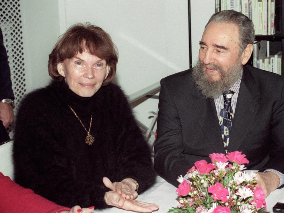 Danielle Mitterrand en una foto de archivo junto a Fidel Castro