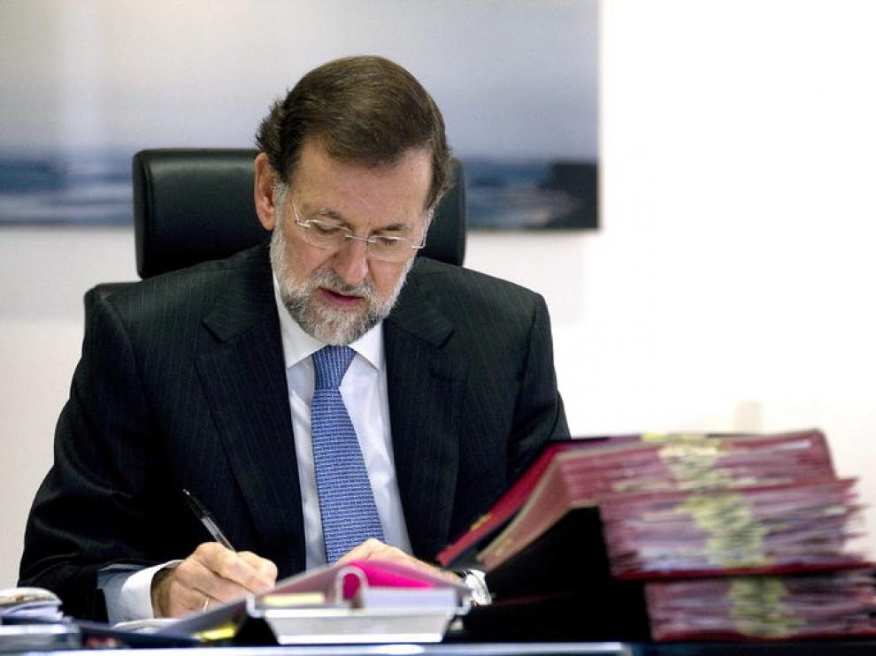 El líder del PP, Mariano Rajoy, trabajando en su despacho.