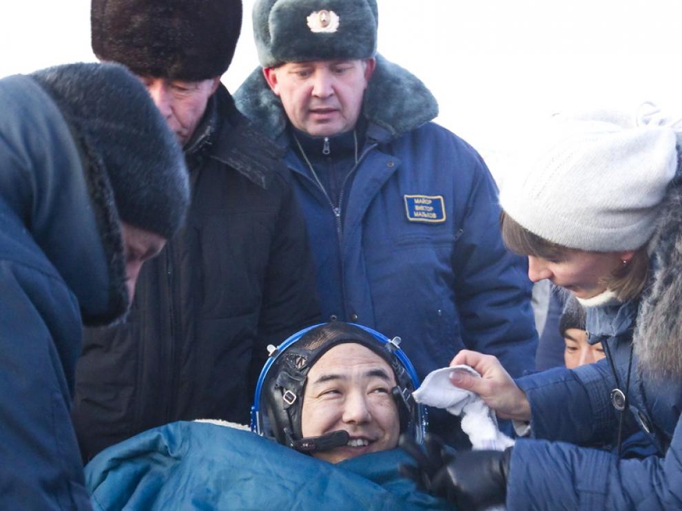 Uno de los tripulantes de la nave Soyuz tras el aterrizaje