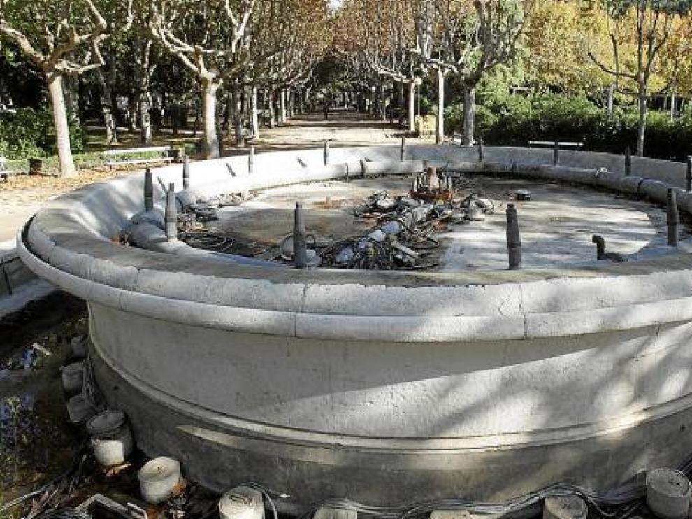 La fuente del parque de Miguel Servet está inservible desde 2006 por la inclinación del vaso.