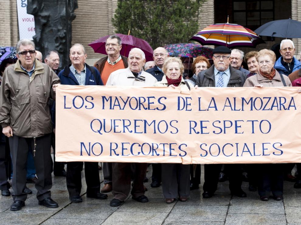 Los mayores, con una pancarta reivindicativa