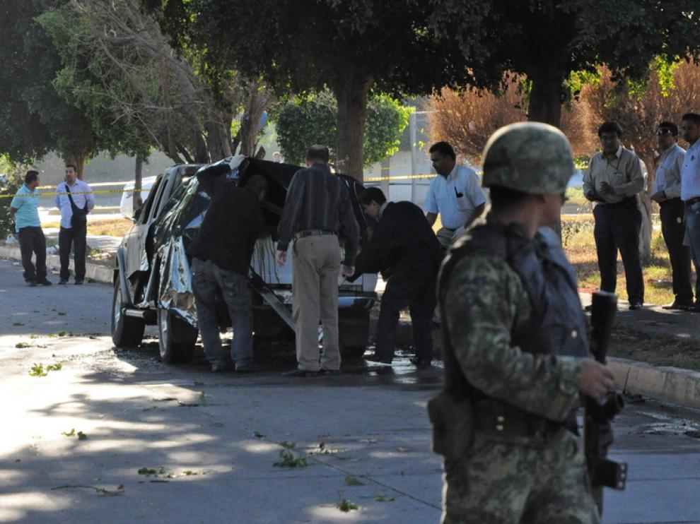 Los servicios forenses trabajan cerca de la escena del crimen.