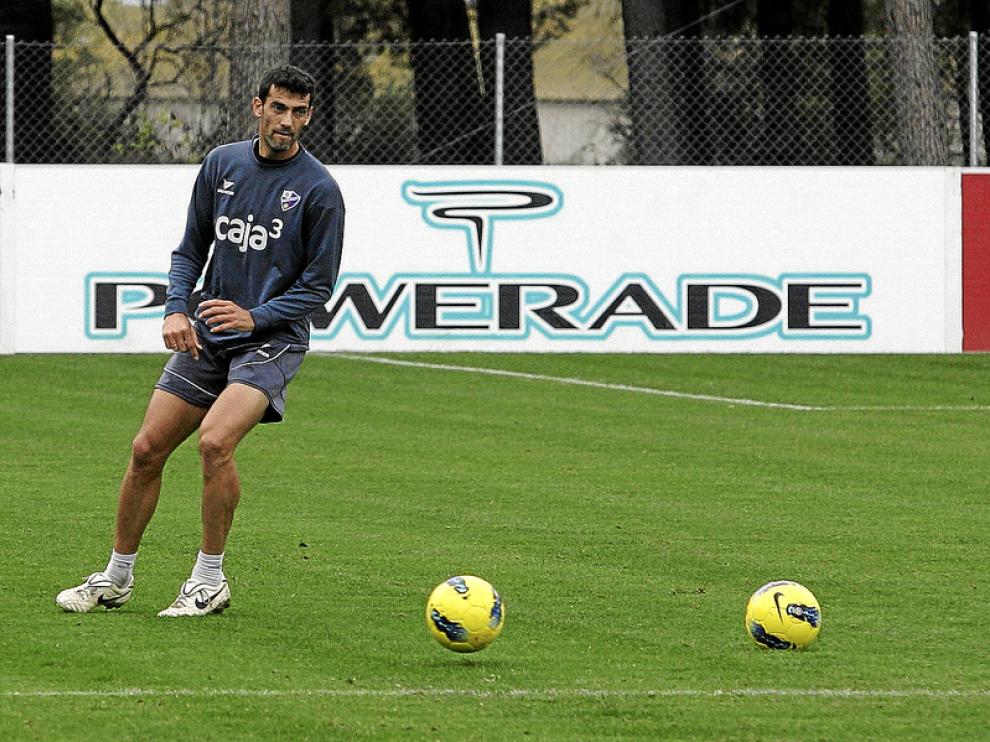 Roberto García, durante el entrenamiento de ayer en el IES Pirámide.