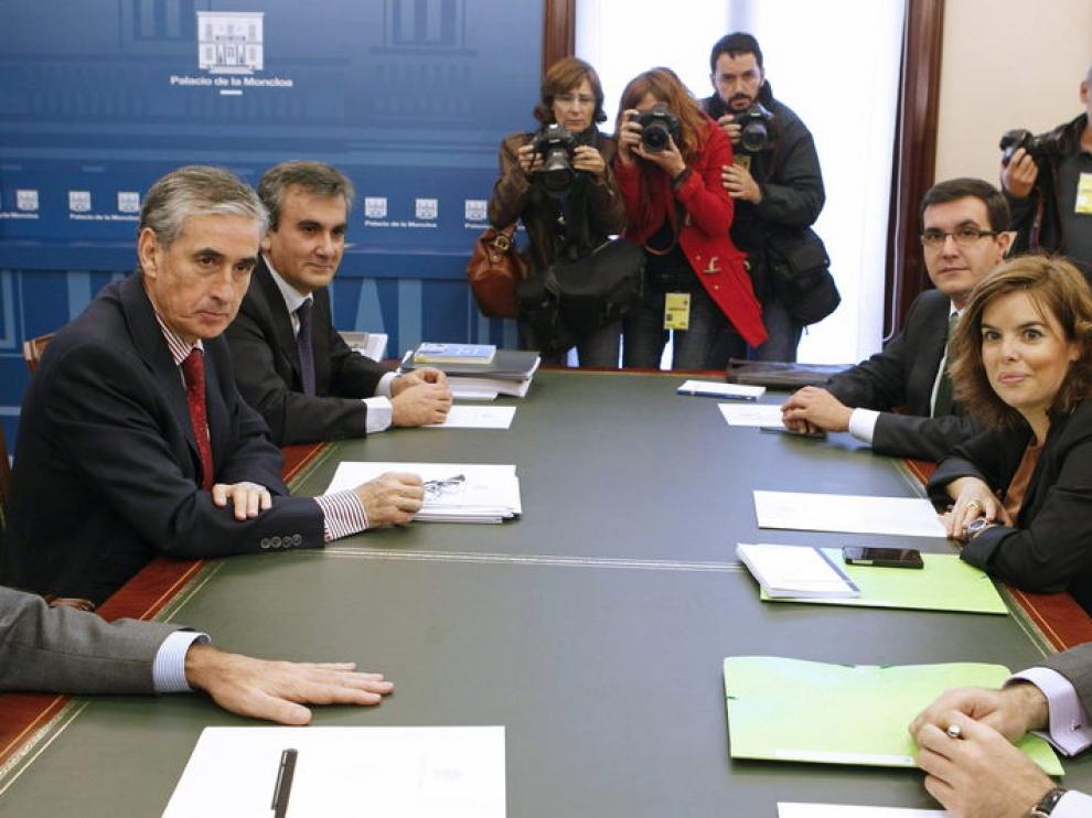 El ministro de la Presidencia, Ramón Jáuregui (i), y la dirigente del PP Soraya Sáenz de Santamaría, durante su primera reunión en el Palacio de la Moncloa