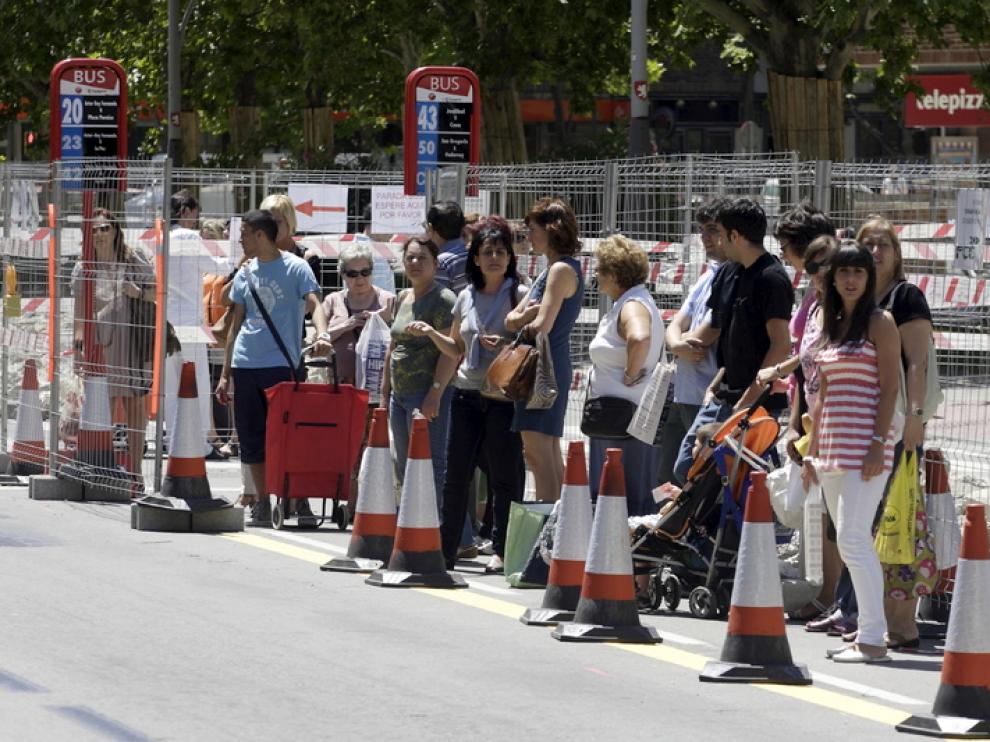 Imagen de archivo de una parada de autobús en el Actur durante las obras del tranvía