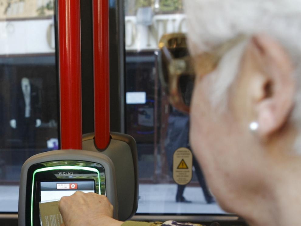 Una mujer valida la tarjeta de pensionista sin que problema aparente