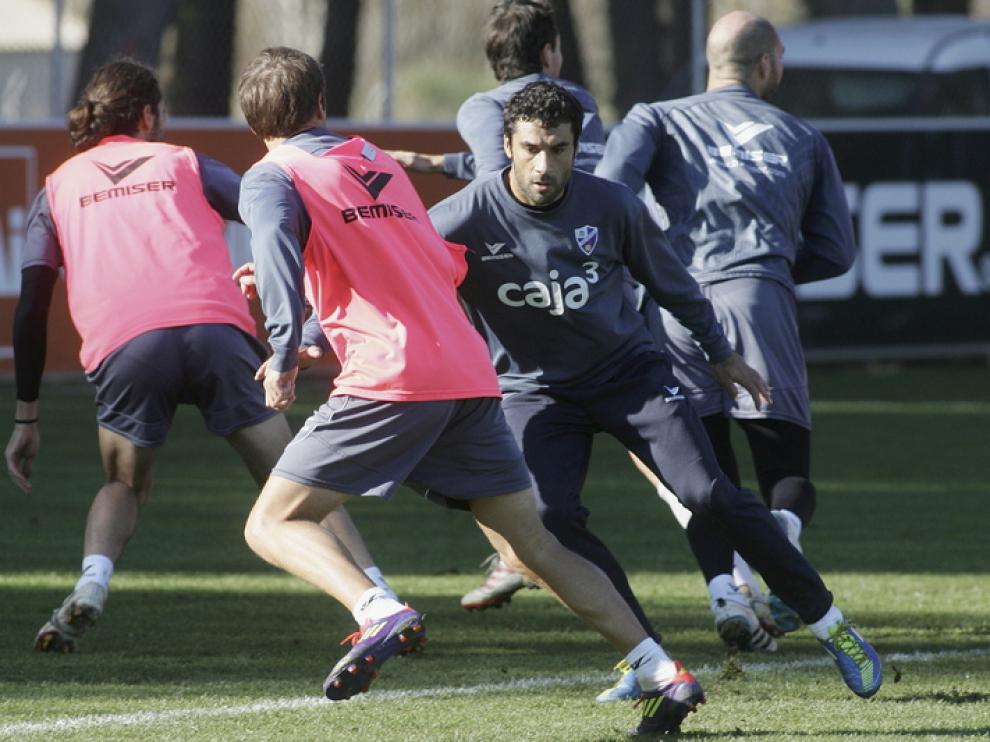 Rafel, durante uno de los ejercicios del entrenamiento de ayer en el IES Pirámide.